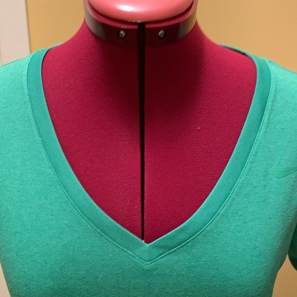 The Nike Tee Athletic Cut Dri-Fit - Picture 3 of 9